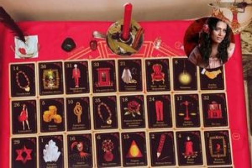 Mesa Real com baralho de Dona Maria Padilha